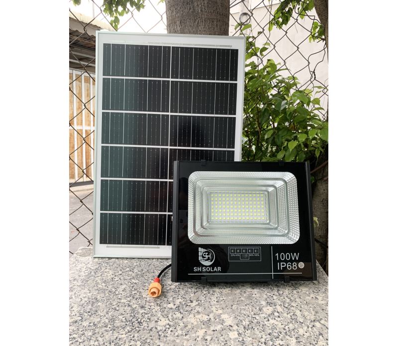 Mặt trước đèn pha NLMT 100W IP68 và tấm pin mặt trời mono