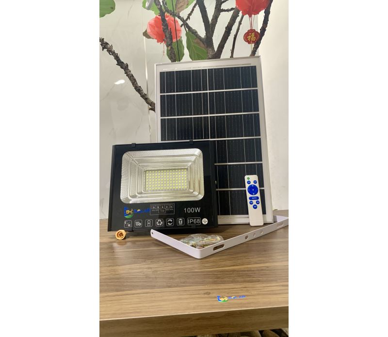 Trọn bộ đèn pha NLMT 100W gồm đèn, tấm pin, điều khiển, giá đỡ và ốc vít