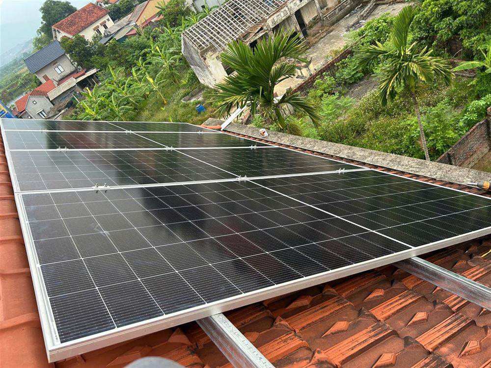 Dàn pin mặt trời lắp áp mái ngói nhà dân, kẹp nhôm và thanh ray inox