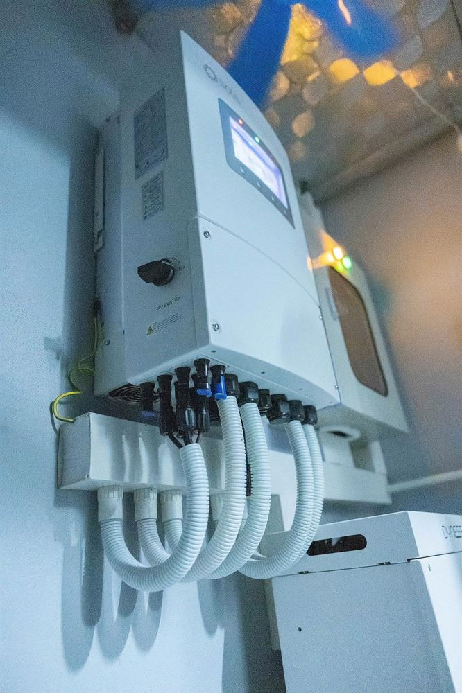 Biến tần hybrid và bộ pin lưu trữ lắp hoàn thiện trên tường trong nhà
