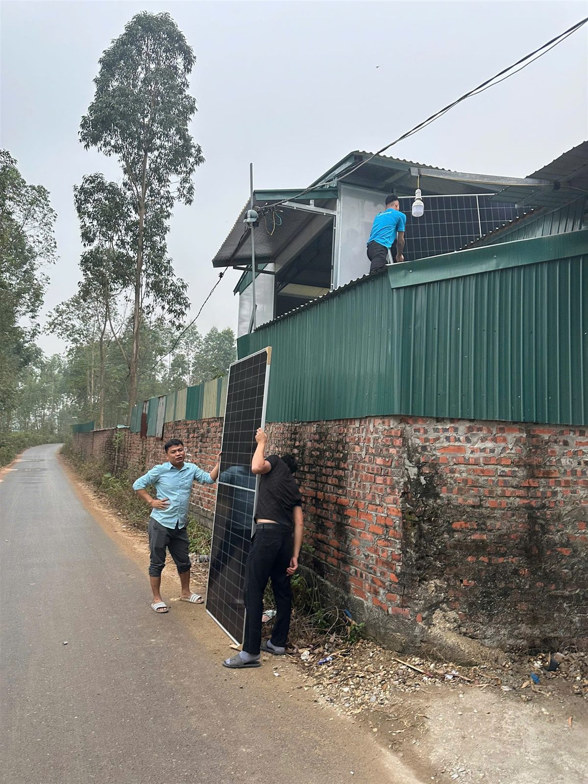 Chạm khung tấm pin bị giật, tê tay: dừng ngay, kiểm gì?