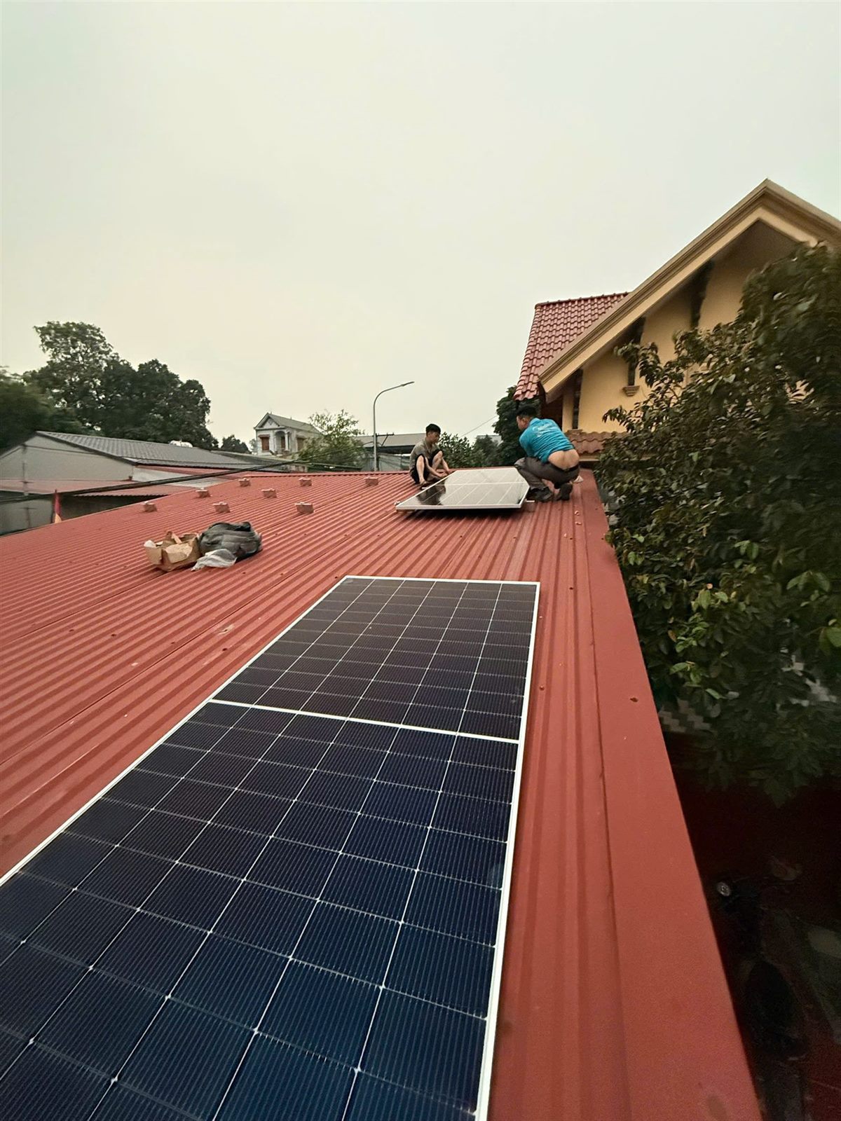 Nước mưa tràn máng xối sau khi lắp pin mặt trời: xử lý sao?