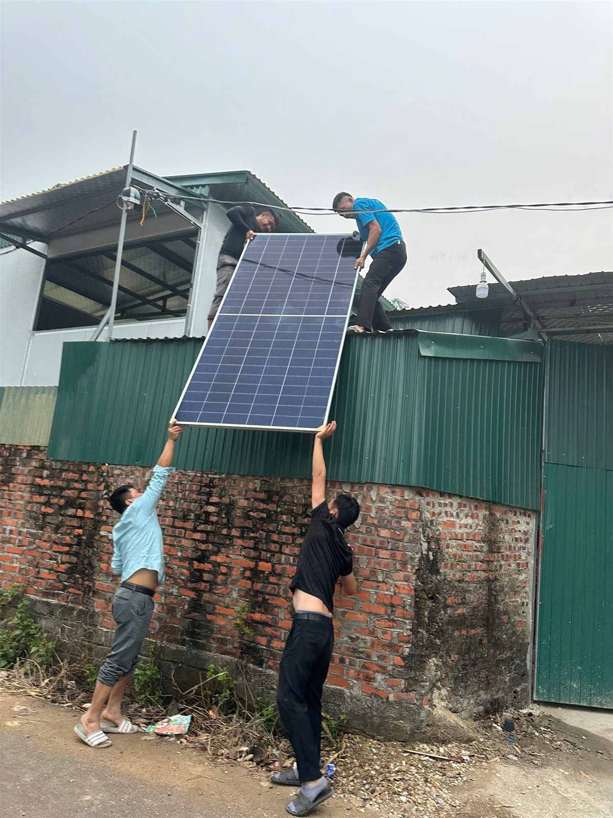 Khung giàn, ốc vít điện mặt trời bị gỉ: có nguy hiểm không?