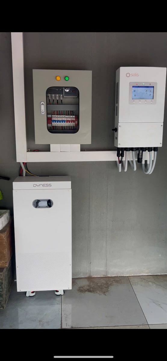 Tủ điện, biến tần Solis và pin lưu trữ DYNESS nhà anh Đức, Đồng Luận