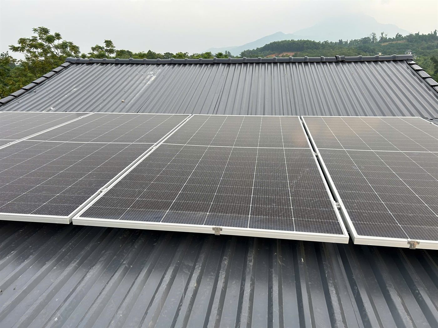 Dàn pin mặt trời trên mái nhà chị Hợp, view đồi núi Suối Hai Ba Vì